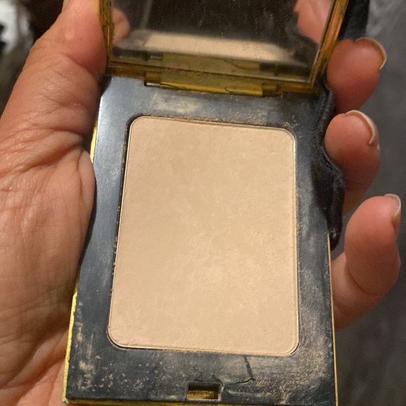 Ysl pressed powder shade 4, suitable for medium/olive skin - Picture 4 of 6